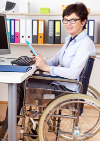 Frau im Rollstuhl informiert sich online